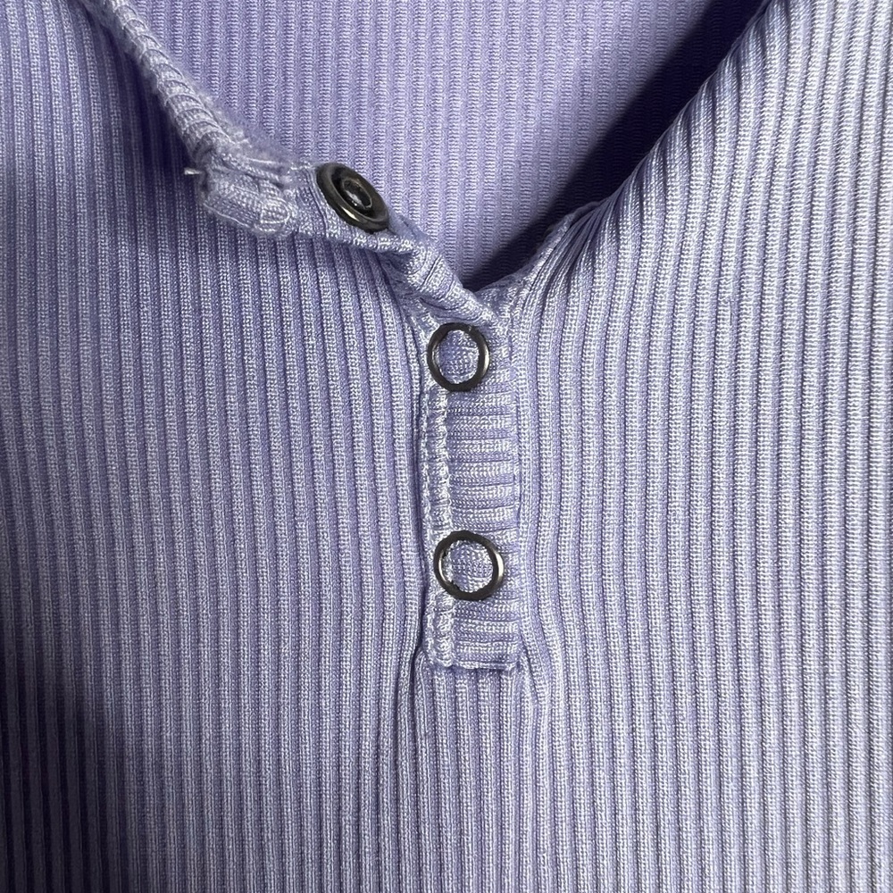 Hollister Lavender Baby Tee Crop Top - Picture 2 of 4